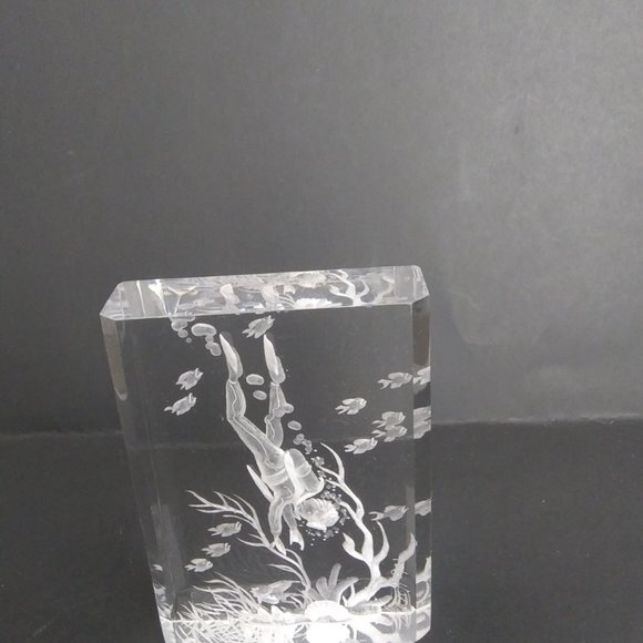 Lucite Reverse Carved Paperweight Sculpture signed Leah underwater scene scuba - Picture 12 of 15